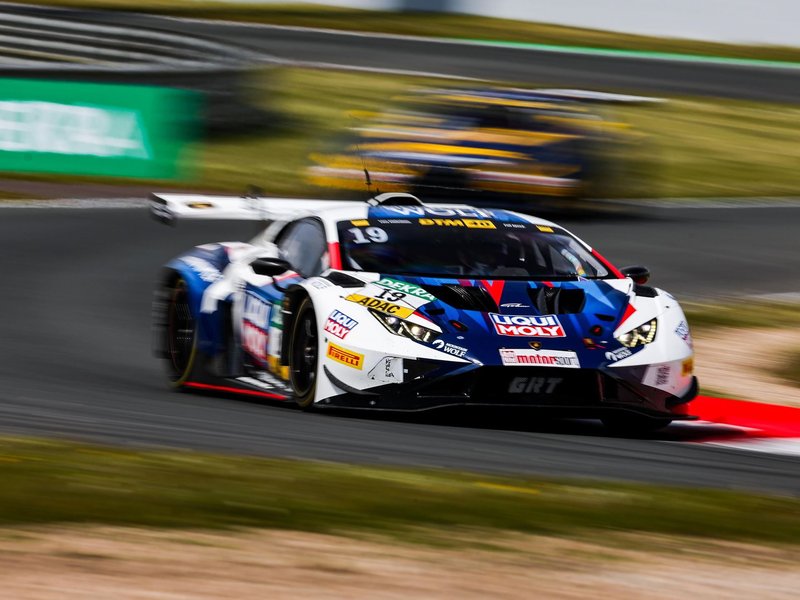 Luca Engstler's #19 Lamborghini Huracán GT3 EVO2 in Liqui Moly livery racing at Oschersleben DTM