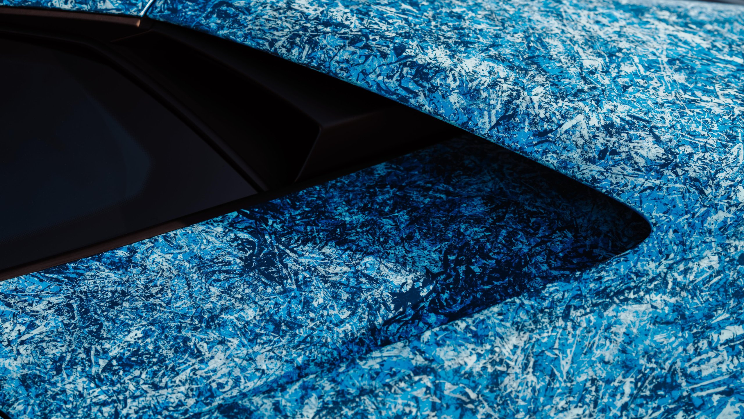 370 Hours Of Blue: How Lamborghini'S Opera Unica Sterrato Turns Paint Into Philosophy 3 Close-up top-down view of the triple-layer blue crystal-effect paintwork on the opera unica huracán sterrato