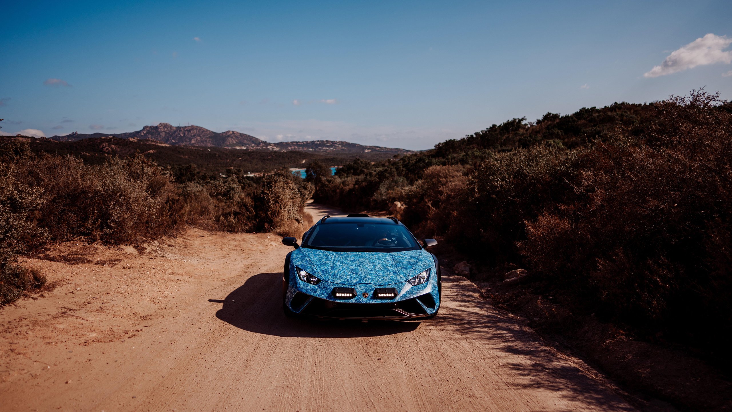 370 Hours Of Blue: How Lamborghini'S Opera Unica Sterrato Turns Paint Into Philosophy 21 Lamborghini huracan sterrato opera unica blue draft 0da1549d exterior 010 scaled