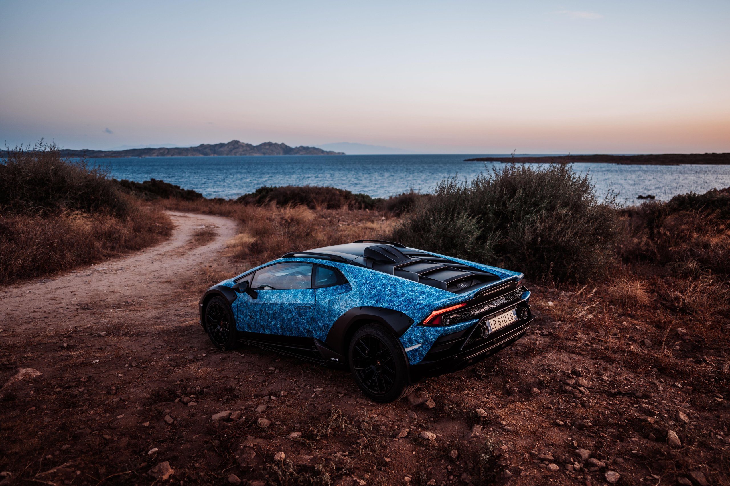 370 Hours Of Blue: How Lamborghini'S Opera Unica Sterrato Turns Paint Into Philosophy 25 Lamborghini huracan sterrato opera unica blue draft 0da1549d exterior 012 scaled