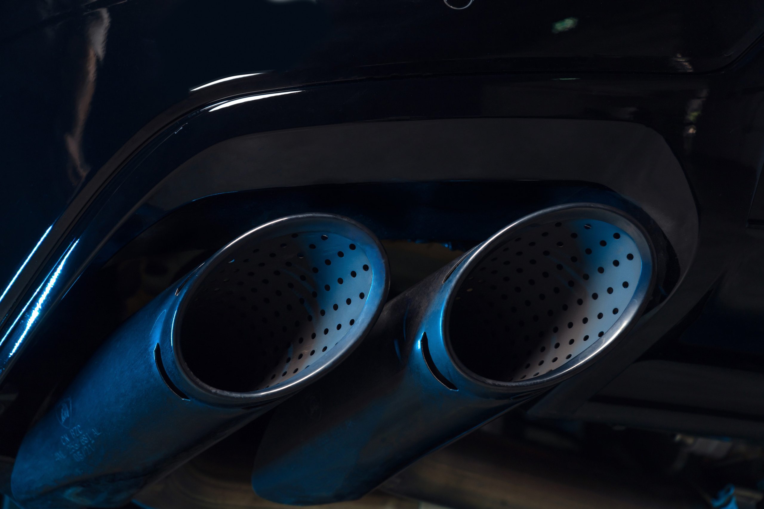Close-up of the lamborghini urus s twin-pipe exhaust tips showing perforated inner design and dark finish