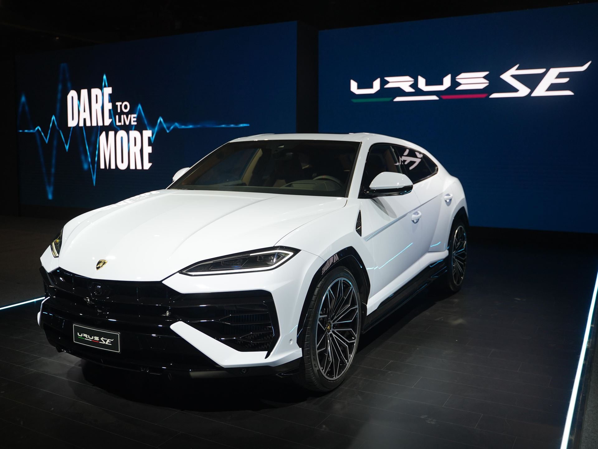 Lamborghini Urus Se Lands In India: 800 Cv, A Plug-In Hybrid Powertrain, And A New Chapter For The Super Suv 3 White lamborghini urus se on stage showing the aggressive front fascia, sharp led headlights, and large air intakes