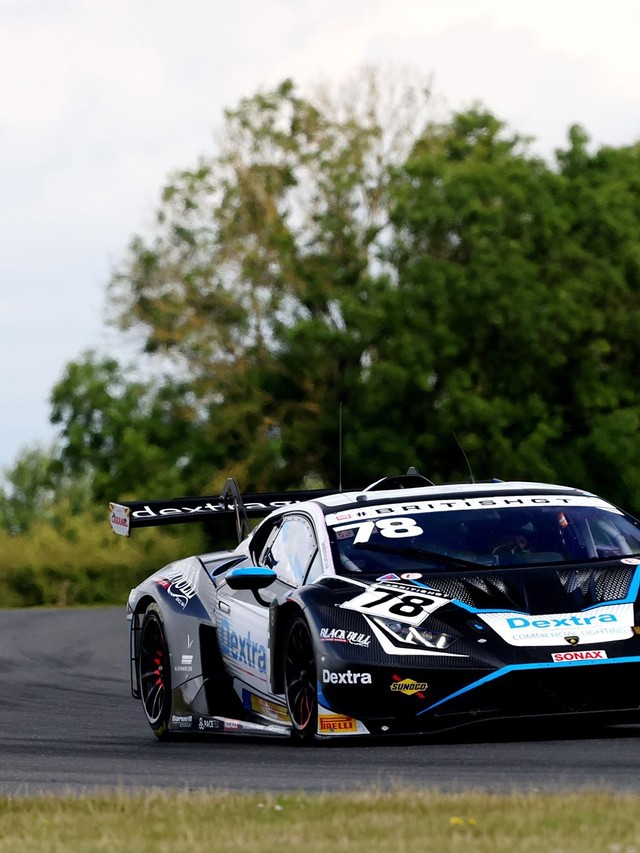 Barwell's Huracán GT3 EVO2 Locks Out the Front at Snetterton, Then the Stewards Get Involved