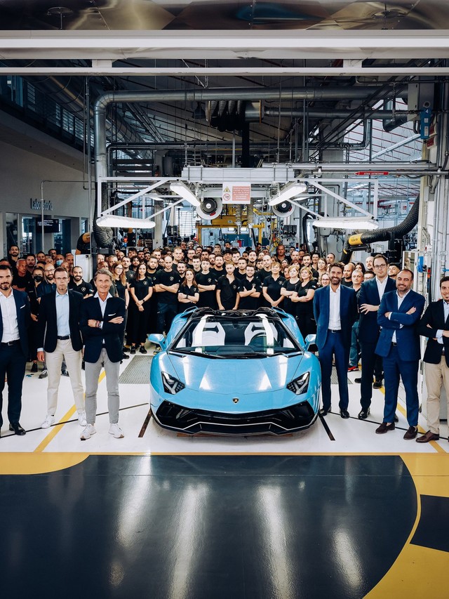 The Last Pure V12 Lamborghini Rolled Off the Line in Light Blue