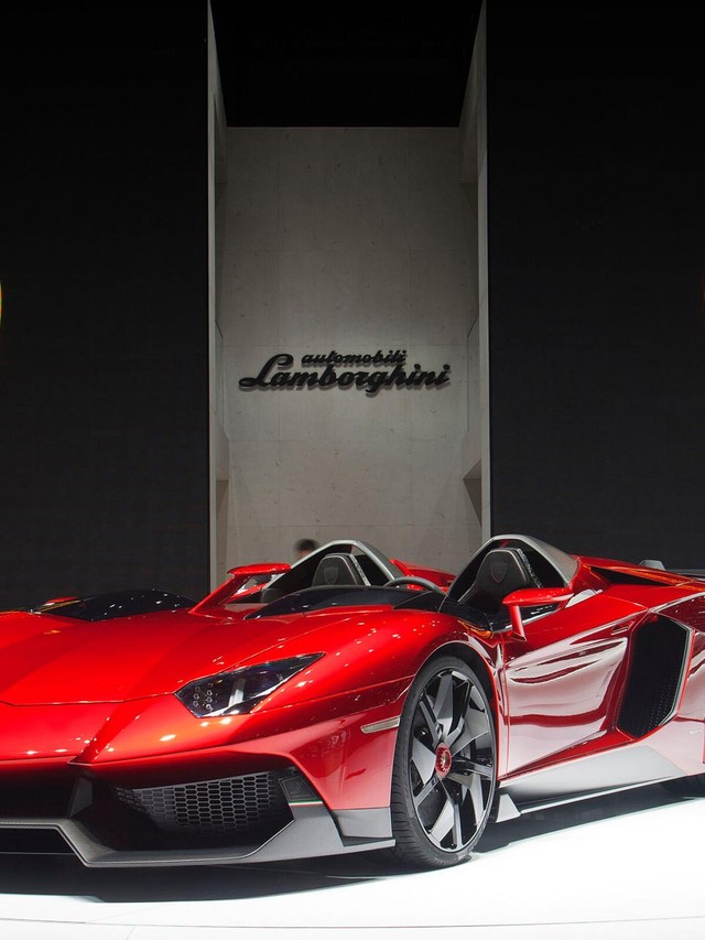 Lamborghini's 2021 Christmas Video Sells Family Drama, Not Horsepower