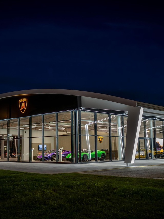 Lamborghini Tallinn's New Showroom Pairs a Choir, a Diablo, and the Urus SE to Sell Its Hybrid Future