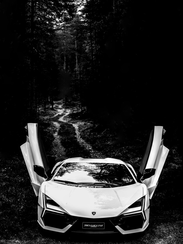Anton Corbijn Photographs the Revuelto Like a Rock Star