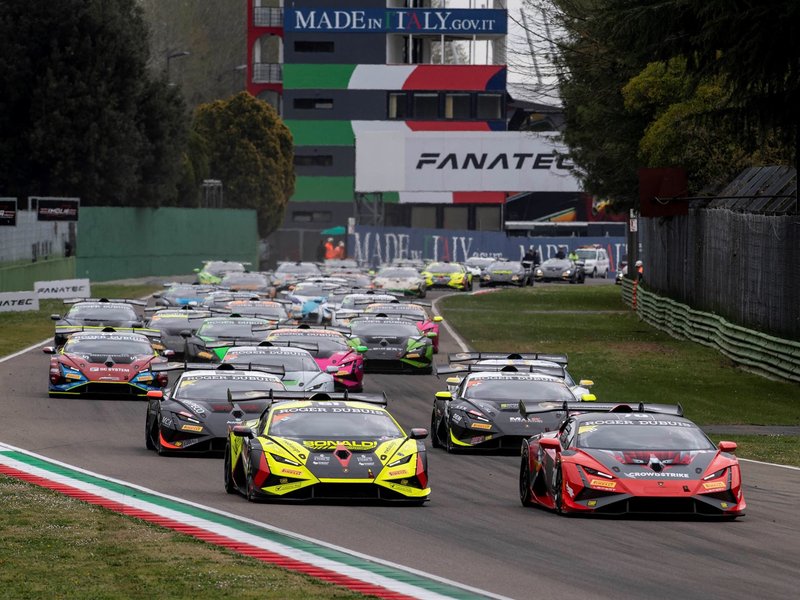 A pack of Lamborghini Huracán Super Trofeo EVO2 race cars battling on track during a Super Trofeo Europe race