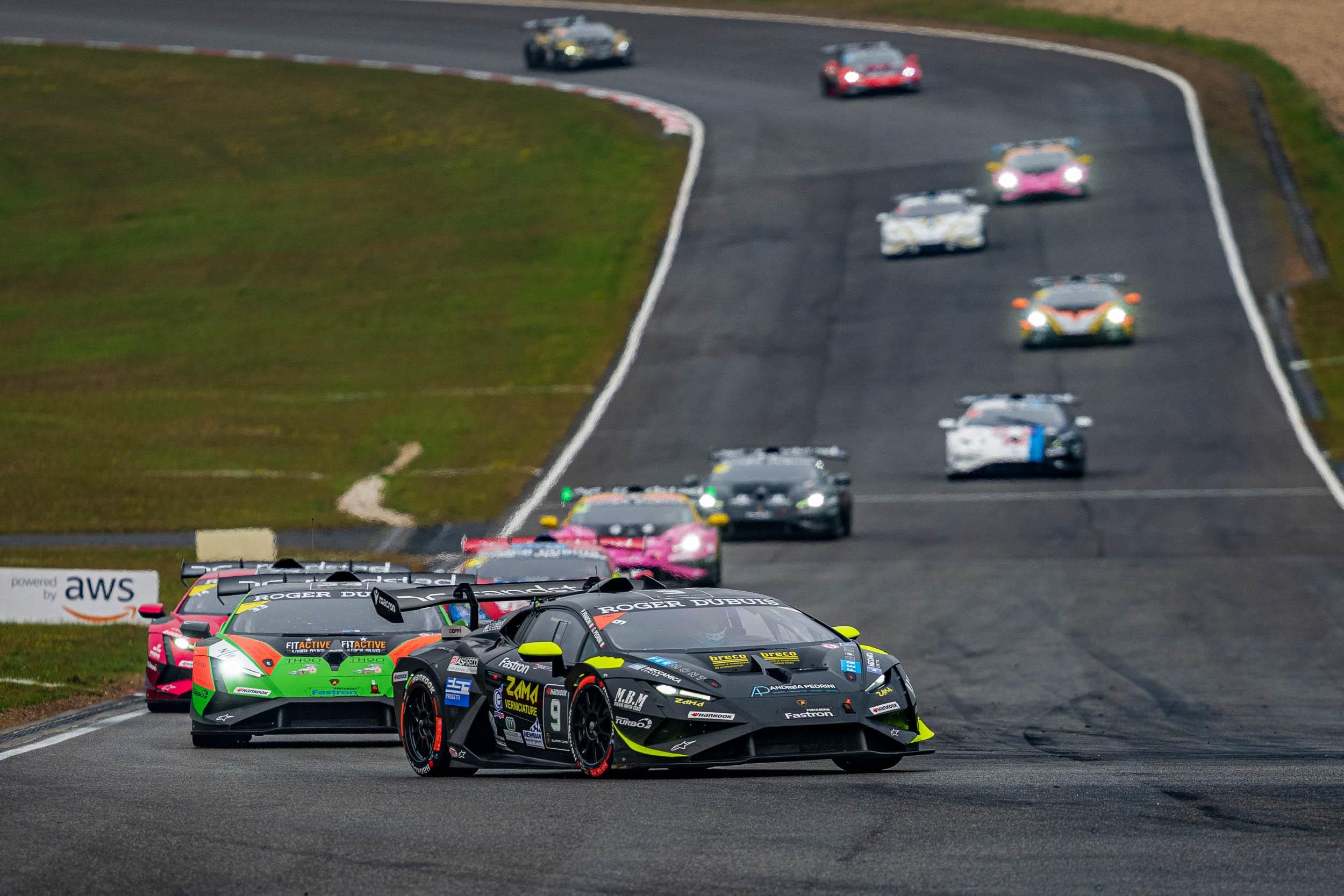 A grey lamborghini huracán super trofeo evo2 leading a pack of competitors on the nürburgring