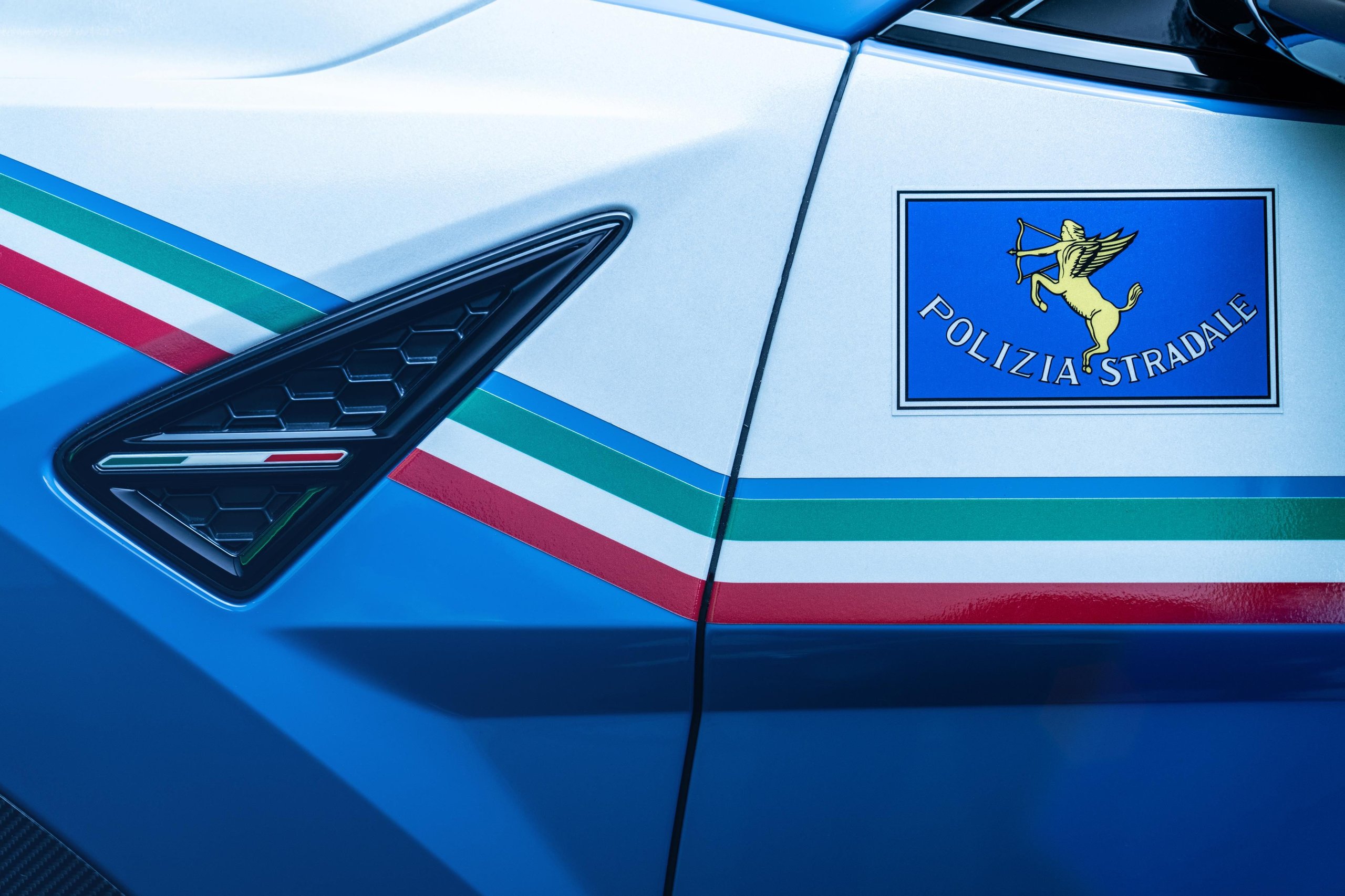 Italy'S Fastest Ambulance: The Urus Performante Now Runs Organs For The Highway Police 21 Urus performante italian highway police organ draft bcdd4de3 detail 010 scaled