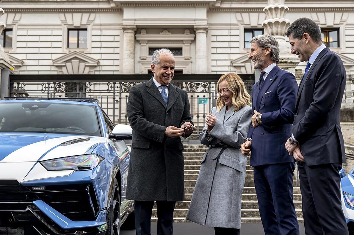 Italy'S Fastest Ambulance: The Urus Performante Now Runs Organs For The Highway Police 3 Key officials including italian prime minister giorgia meloni gathered around the urus performante at the handover ceremony in rome