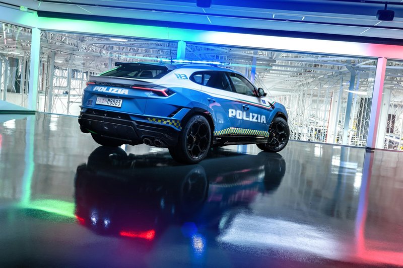 Rear three-quarter view of the Lamborghini Urus Performante in Italian State Police blue and white livery with emergency lights activated