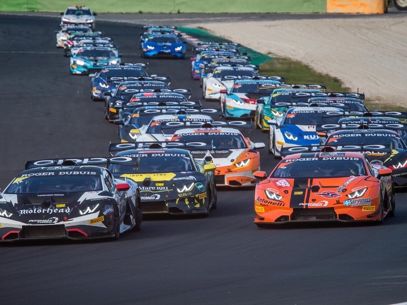 Pack of Lamborghini Huracán race cars battling on track during the 2018 World Final at Vallelunga