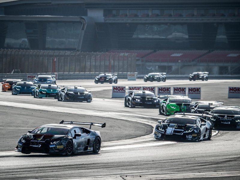 Lamborghini Huracán Super Trofeo race cars in close formation on circuit during 2018 Middle East series