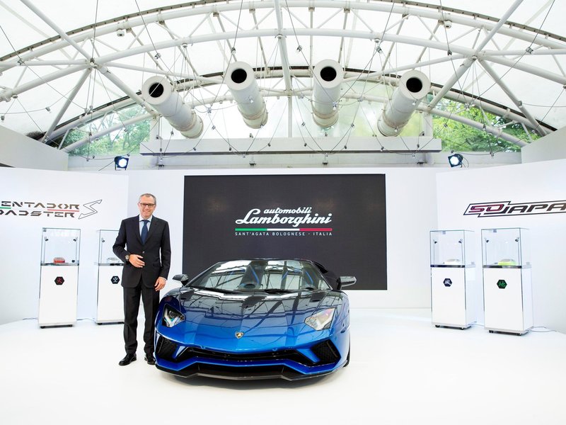 The 'water' edition Aventador S Roadster displayed at Lamborghini Day 2017 in Tokyo, showing its blue-to-black shading paintwork and exposed carbon fiber elements