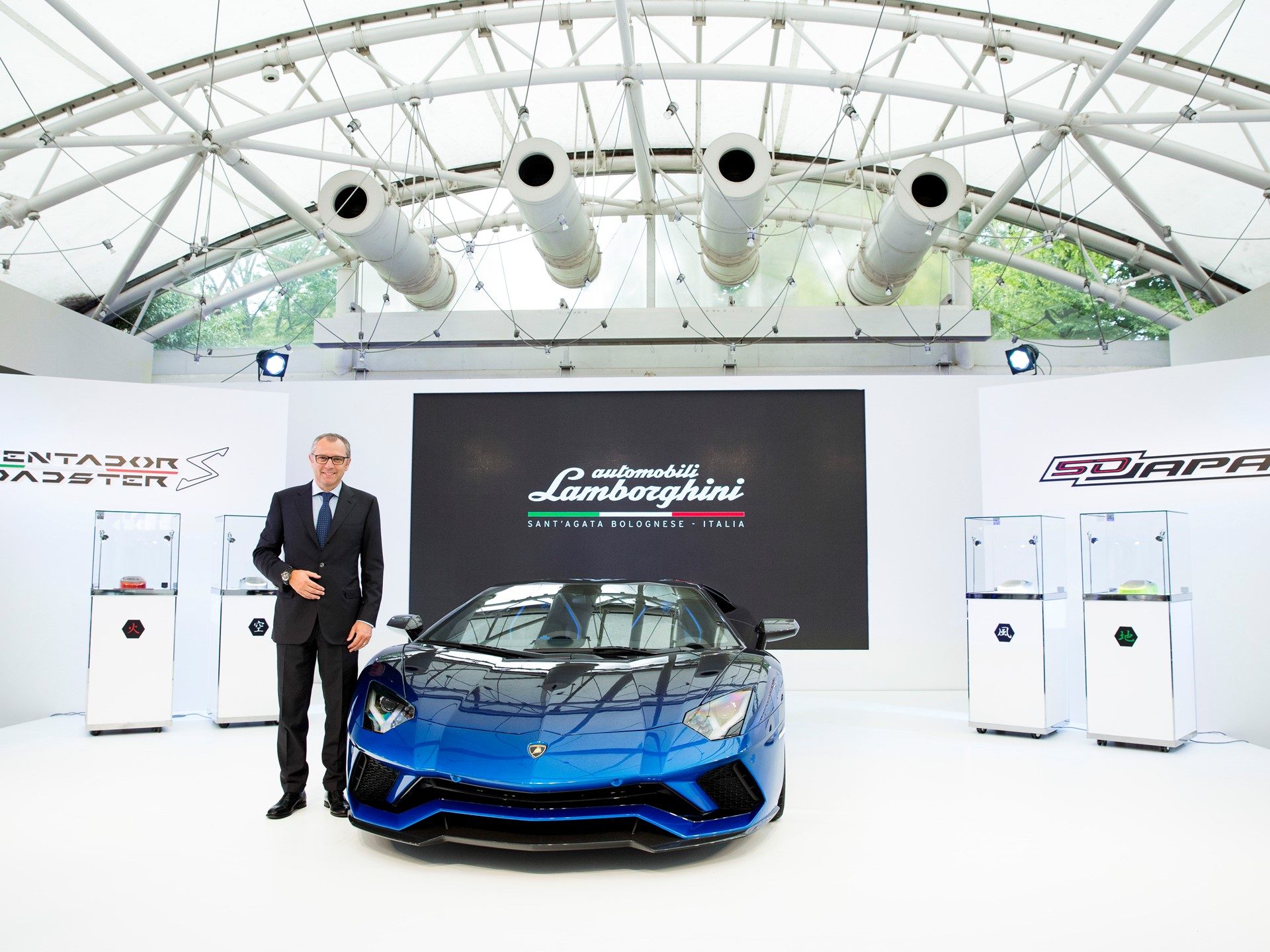 The 'water' edition Aventador S Roadster displayed at Lamborghini Day 2017 in Tokyo, showing its blue-to-black shading paintwork and exposed carbon fiber elements