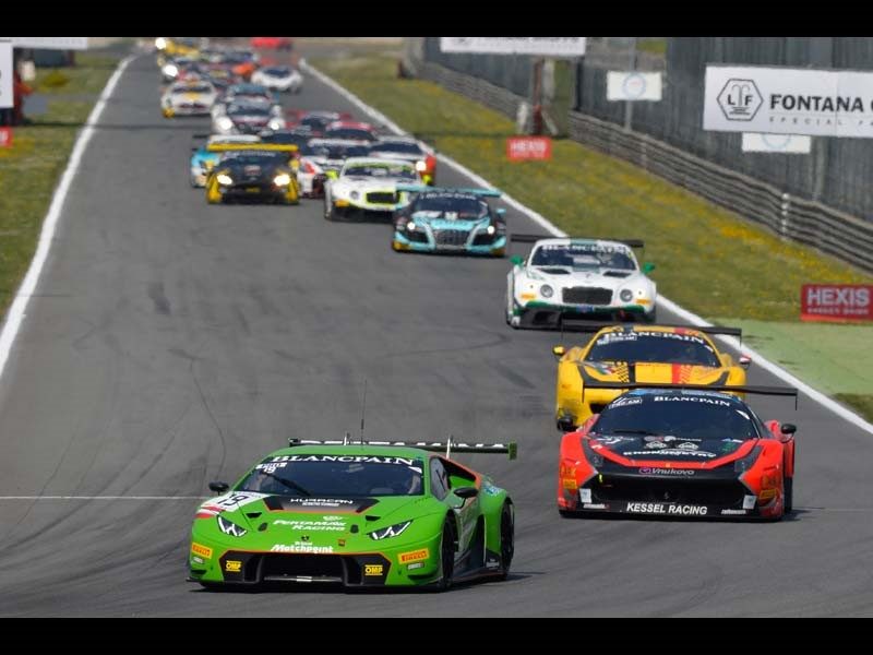 Green Lamborghini Huracán GT3 leading a pack of race cars at Monza during the Blancpain Endurance Series