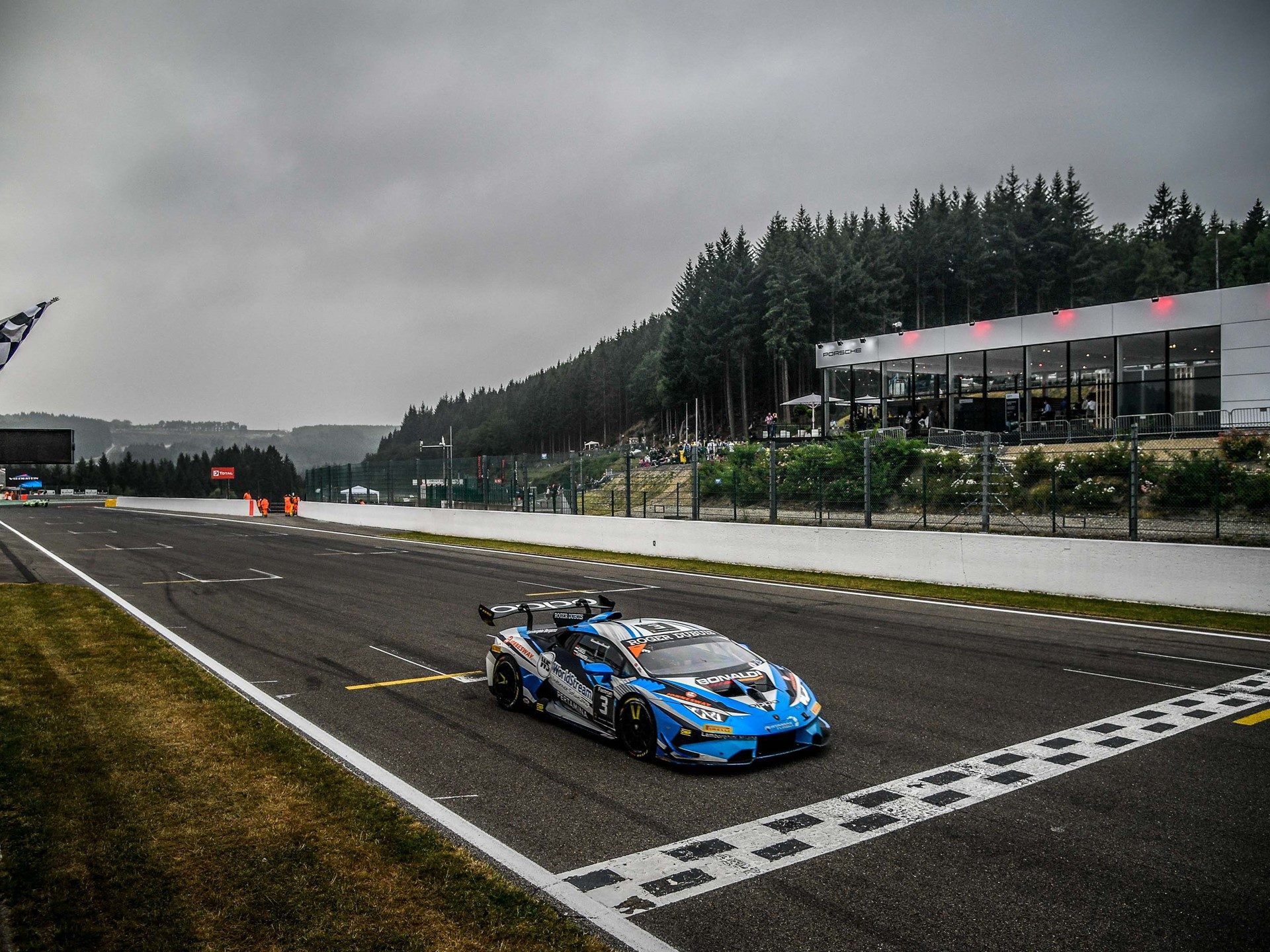 The #3 bonaldi motorsport huracán super trofeo at spa-francorchamps showing the large rear wing, front splitter, and racing livery