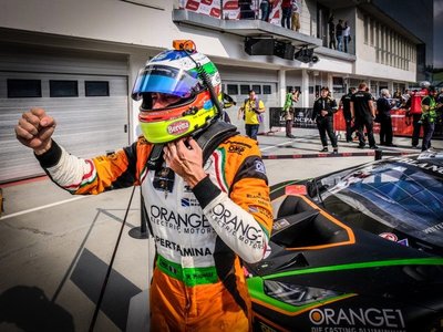How A Points Tie And A Countback Gave Lamborghini Its First Blancpain Gt World Challenge Europe Crown 2 A lamborghini racing driver in an orange, white, and green racing suit celebrates in the pit lane with a huracán gt3 visible behind him at the hungaroring