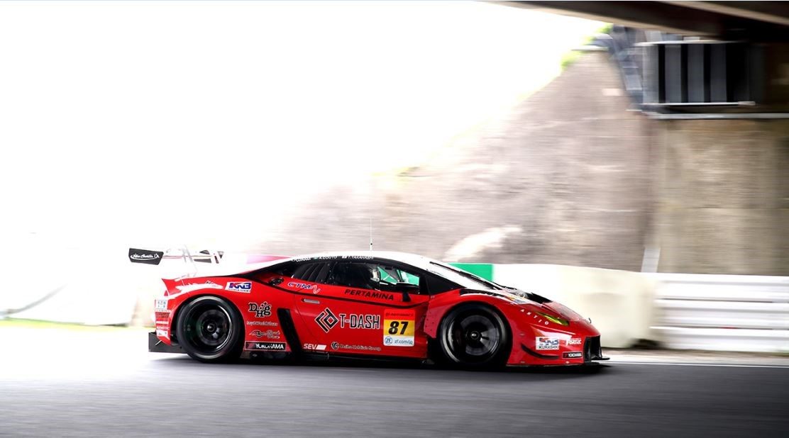 The #87 JLOC Lamborghini Huracán GT3 Evo racing at speed during the Fuji 500 Miles Super GT300 event