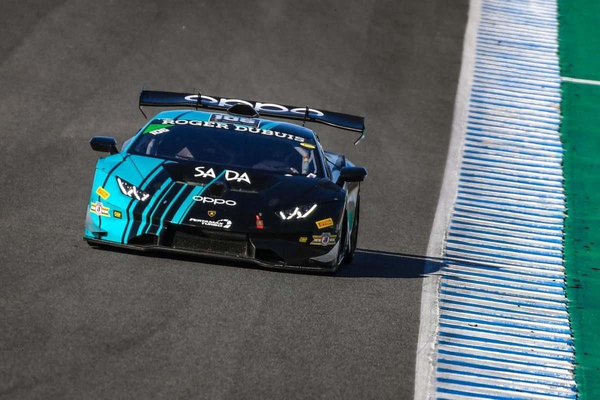 Lamborghini Huracán Super Trofeo EVO race car with aggressive rear wing and front splitter on the Jerez circuit