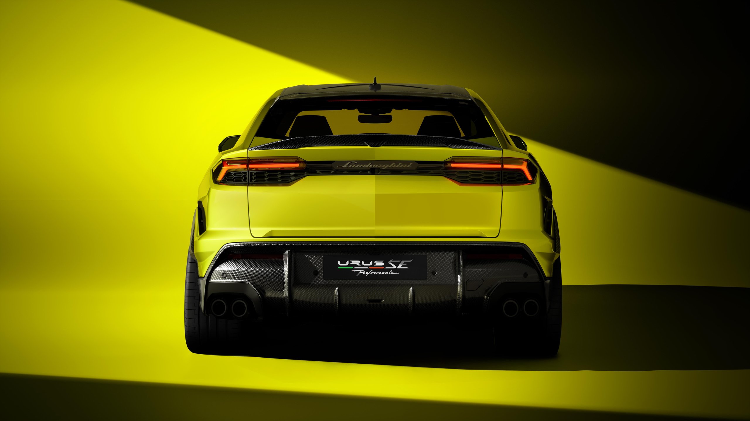 Lamborghini urus se performante direct rear view showing the largest urus diffuser, quad hexagonal exhaust tips, and carbon fiber spoilers