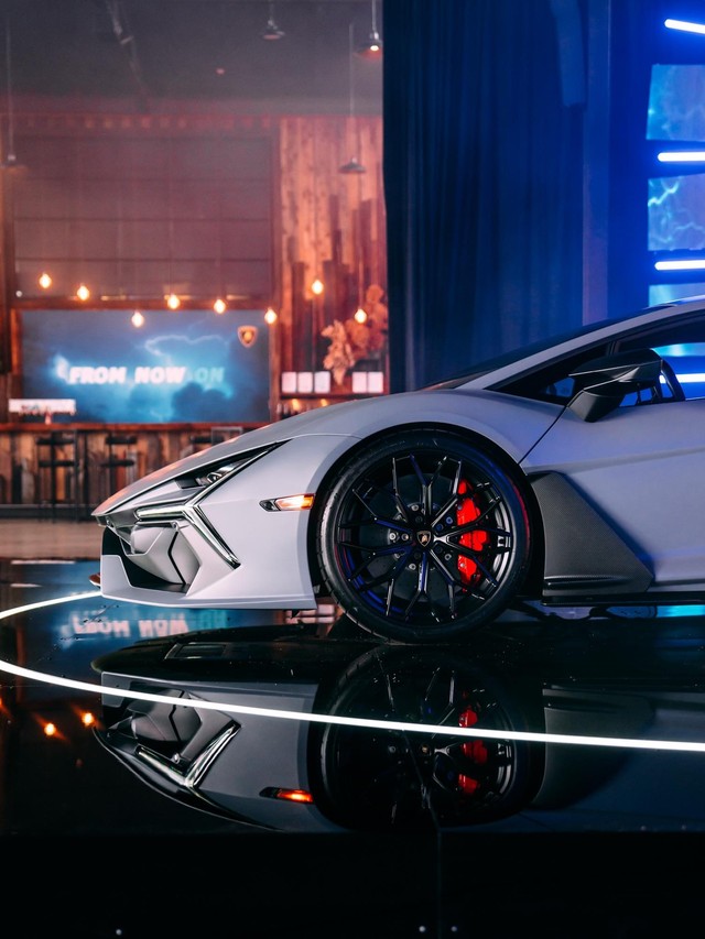 The Lamborghini Revuelto Is the V12 Hybrid That Replaced the Mighty Aventador