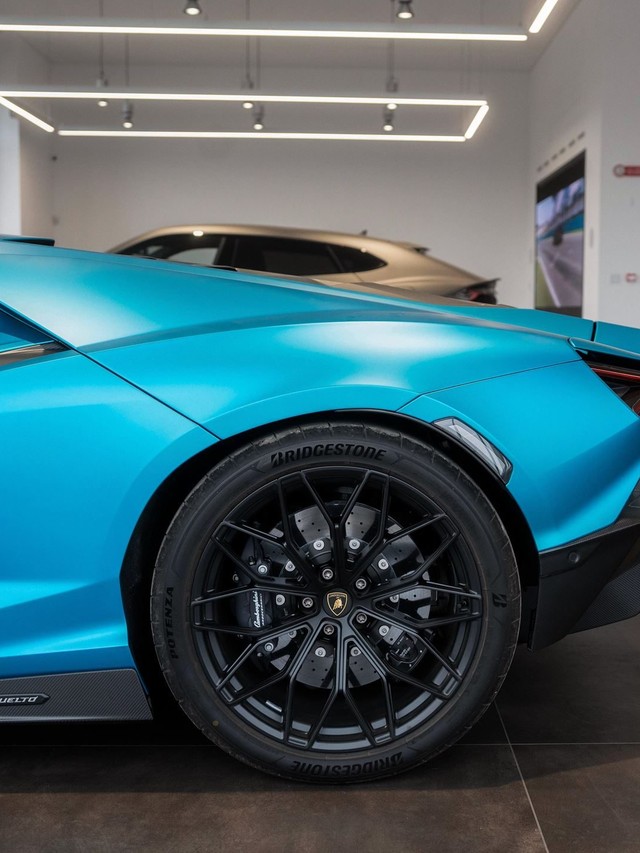 Lamborghini Opens Its Seventh Italian Showroom in Turin, Anchored by the 10,000-RPM Temerario