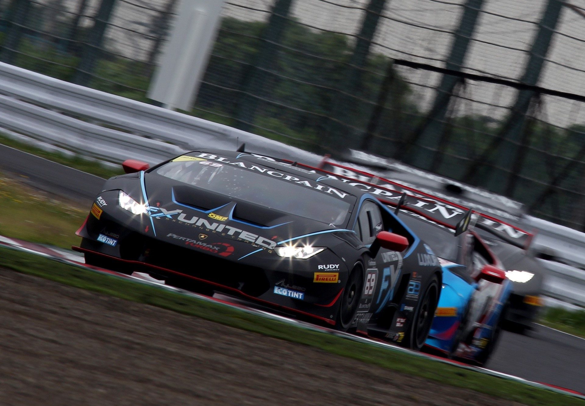 Lamborghini Huracán Super Trofeo race cars battling for position on the Suzuka Circuit during the 2016 Blancpain Super Trofeo Asia series