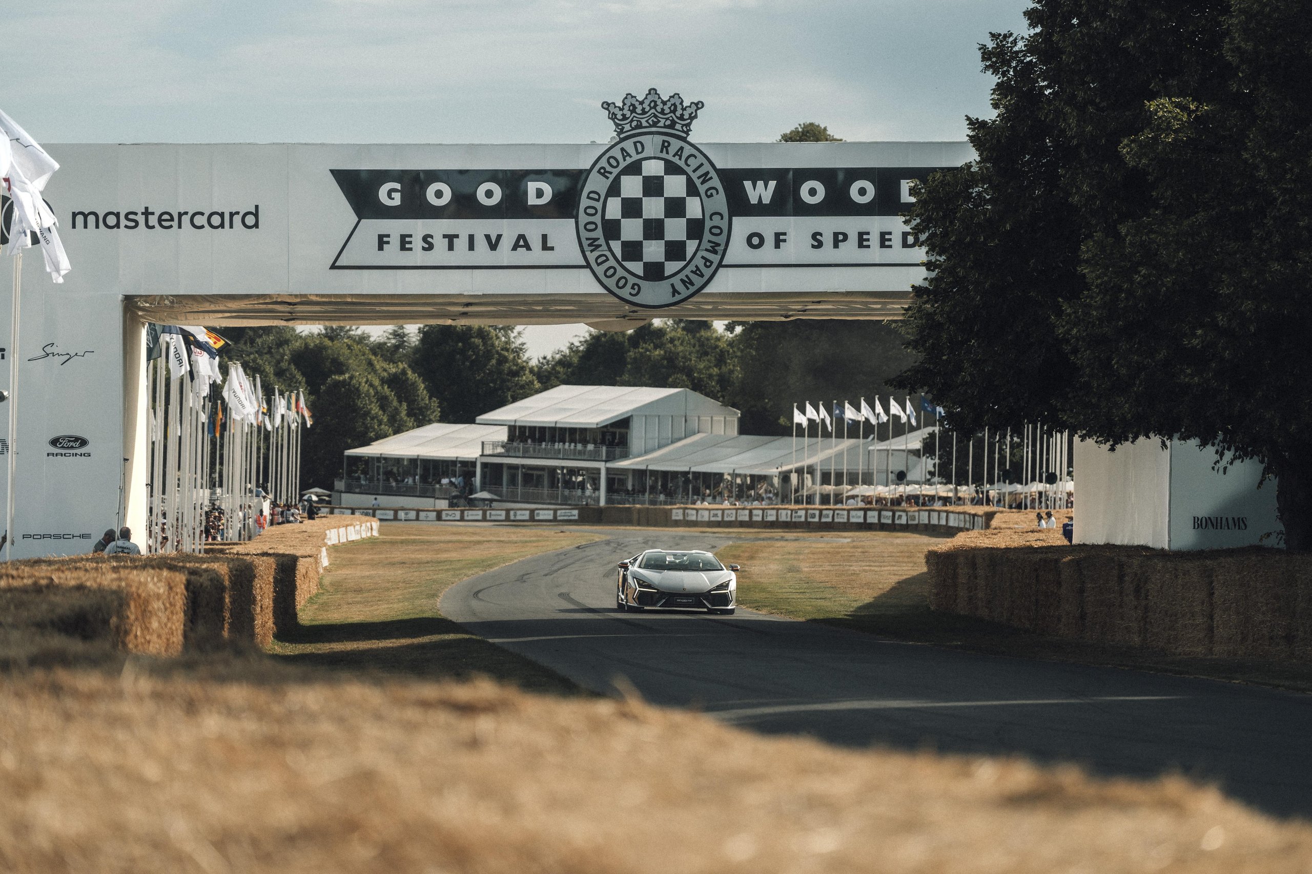 812 Hp In Verde Hydra: The Urus Se Performante Attacks Goodwood And Redefines What 'Performante' Means 23 Urus se performante goodwood hill climb debut draft 4b4e6f70 action 011 scaled